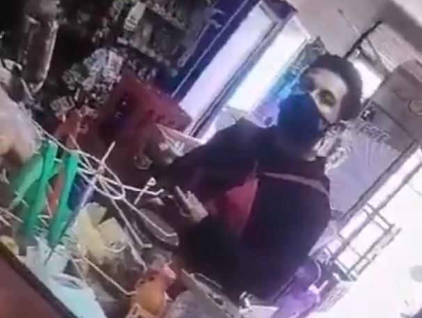 VIDEO: Joven compra unos cerillos y luego saca una pistola en una tiendita