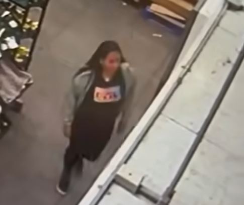 VIDEO: Farderas hacen como que no se conocen y roban jamón de una Aurrerá
