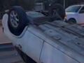 VIDEO. Familia viajaba en su carro, volcaron y terminaron en el asfalto