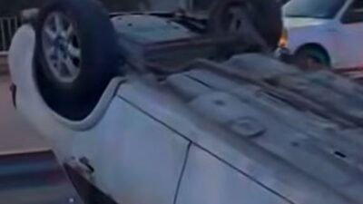 VIDEO. Familia viajaba en su carro, volcaron y terminaron en el asfalto
