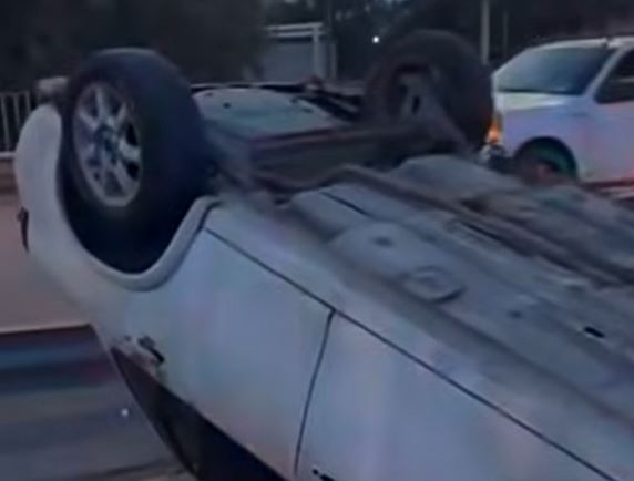 VIDEO. Familia viajaba en su carro, volcaron y terminaron en el asfalto