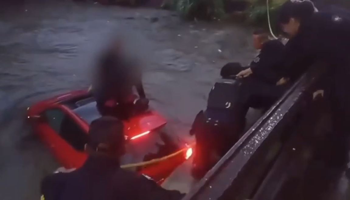 VIDEO: Policías rescatan a una pareja de morir ahogada en su automóvil