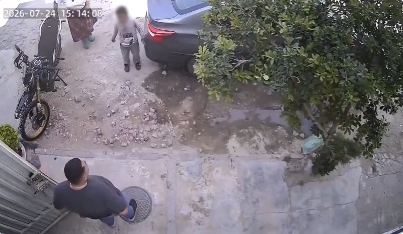 VIDEO: Mujer intenta llevarse por la fuerza a una niña en un auto