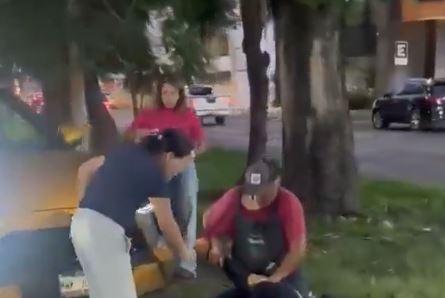 VIDEO: ‘¡Suelta eso!’; ladrón roba a jovencitas y el karma le llegó de inmediato