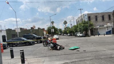VIDEO: Motociclista se estrella de frente contra un camión de pasajeros