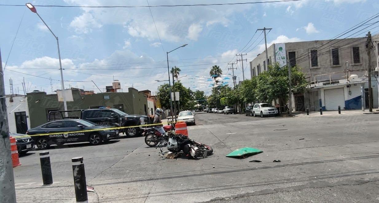 VIDEO: Motociclista se estrella de frente contra un camión de pasajeros