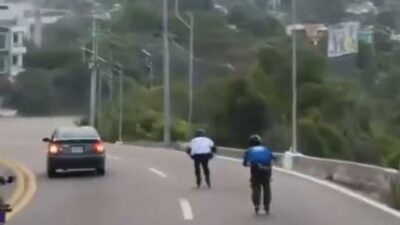VIDEO: Joven en patines sufre fuerte accidente por circular en una vía prohibida
