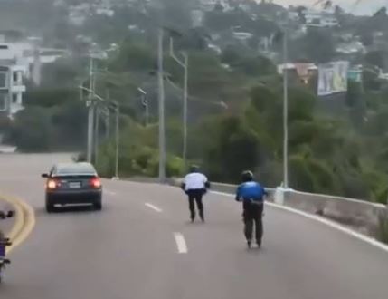 VIDEO: Joven en patines sufre fuerte accidente por circular en una vía prohibida