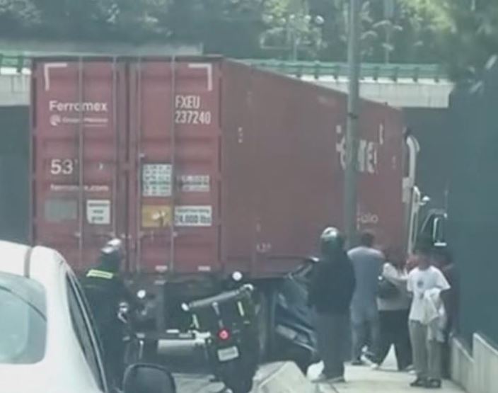 TERRIBLE: Chambelanes iban a ensayar, pero el auto en el que iban terminó aplastado