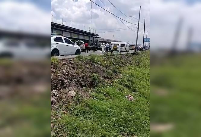 URGENTE: Motociclista choca, cae y otro vehículo le aplasta la cabeza junto al Mexibús