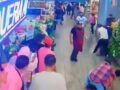 VIDEO: Locatarios de mercado y proveedores arman pelea campal en los pasillos