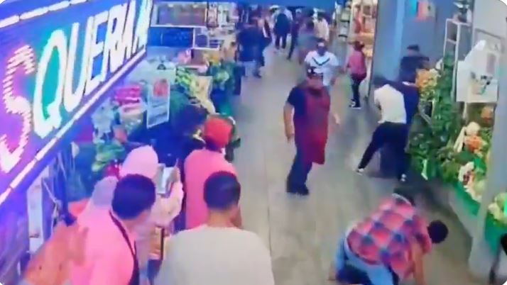 VIDEO: Locatarios de mercado y proveedores arman pelea campal en los pasillos