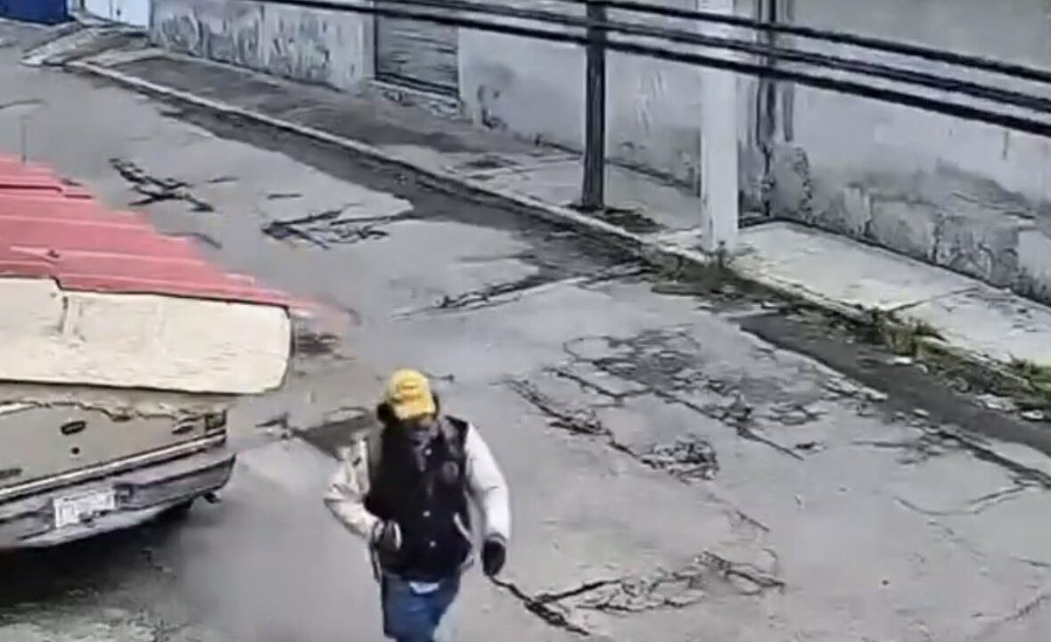 VIDEO: ‘Abuelo héroe’; señor defendió a su esposa y ahuyentó a un ladrón con su paraguas