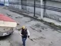 VIDEO: ‘Abuelo héroe’; señor defendió a su esposa y ahuyentó a un ladrón con su paraguas