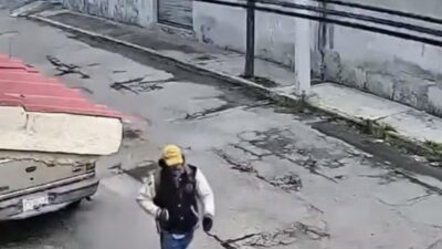 VIDEO: ‘Abuelo héroe’; señor defendió a su esposa y ahuyentó a un ladrón con su paraguas