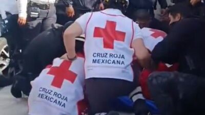 VIDEO: Bomberos, policías y paramédicos se unen para evitar una tragedia en Edomex