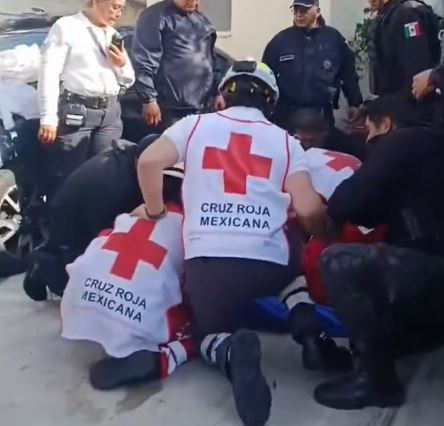 VIDEO: Bomberos, policías y paramédicos se unen para evitar una tragedia en Edomex
