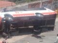 VIDEO: Camión de pasajeros fuera de control termina volcado; hay heridos