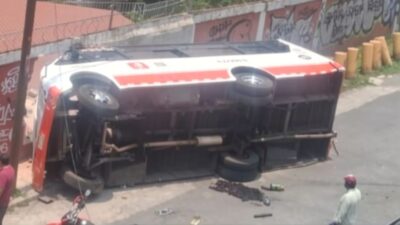 VIDEO: Camión de pasajeros fuera de control termina volcado; hay heridos