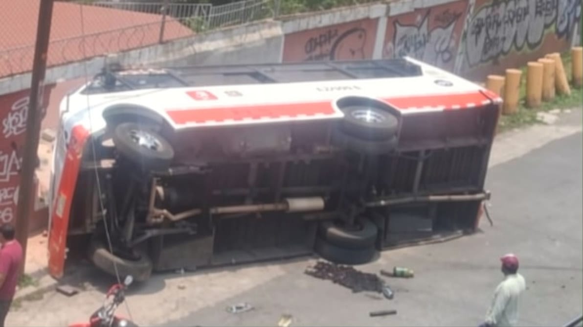 VIDEO: Camión de pasajeros fuera de control termina volcado; hay heridos
