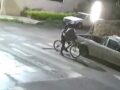 VIDEO: ‘#LordMarrano’; sujeto en bici deja enorme bolsa de basura en la batea de una camioneta