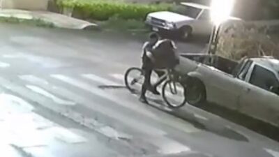 VIDEO: ‘#LordMarrano’; sujeto en bici deja enorme bolsa de basura en la batea de una camioneta