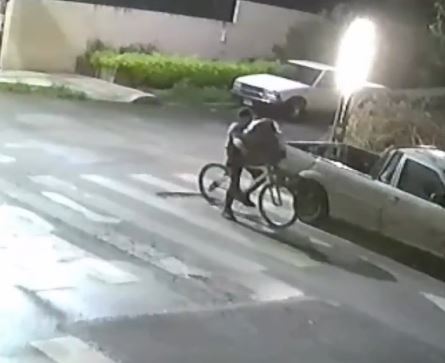 VIDEO: ‘#LordMarrano’; sujeto en bici deja enorme bolsa de basura en la batea de una camioneta