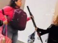 VIDEO: Policías separan a mujeres que se agarraban a golpes en el Metro