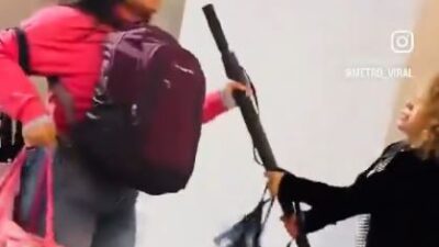 VIDEO: Policías separan a mujeres que se agarraban a golpes en el Metro