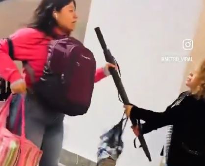 VIDEO: Policías separan a mujeres que se agarraban a golpes en el Metro