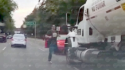 VIDEO. Automovilista sin una pierna reta a golpes al conductor de una pipa por un incidente vial