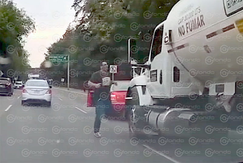 VIDEO. Automovilista sin una pierna reta a golpes al conductor de una pipa por un incidente vial