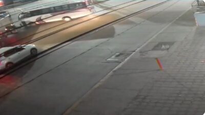 VIDEO: Trailero ocasiona choque frontal contra un autobús y una pasajera muere