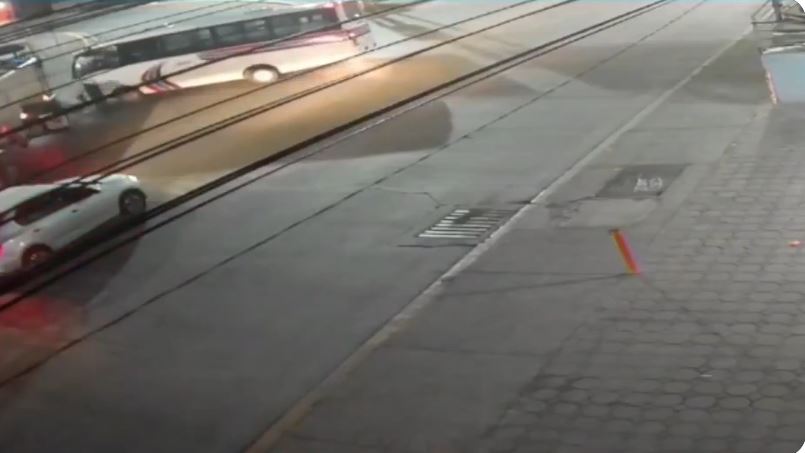 VIDEO: Trailero ocasiona choque frontal contra un autobús y una pasajera muere