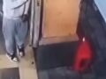 VIDEO: Difunden momento en que un adolescente fue acribillado en un puesto de comida