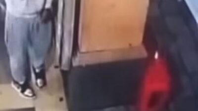 VIDEO: Difunden momento en que un adolescente fue acribillado en un puesto de comida