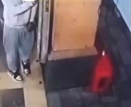 VIDEO: Difunden momento en que un adolescente fue acribillado en un puesto de comida