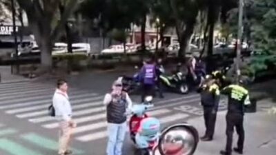 VIDEO: Policías dan ‘chance’ a funcionario que circulaba en moto y sin casco