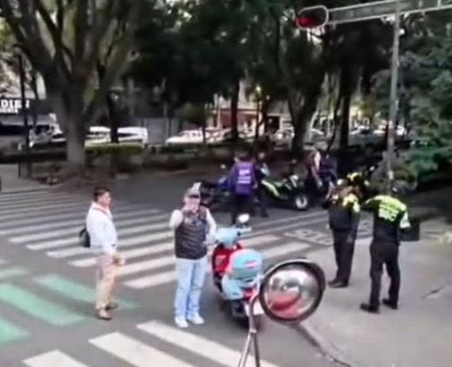 VIDEO: Policías dan ‘chance’ a funcionario que circulaba en moto y sin casco