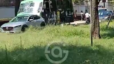 URGENTE: Jovencita en motoneta pierde el control y muere arrollada por un camión