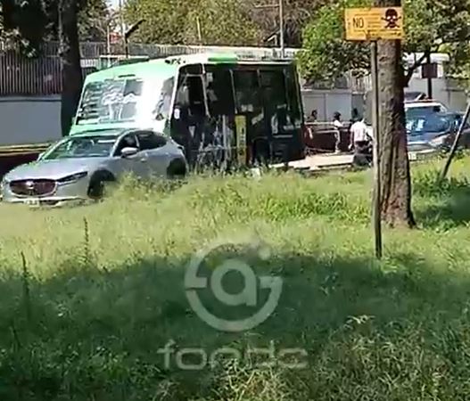 URGENTE: Jovencita en motoneta pierde el control y muere arrollada por un camión