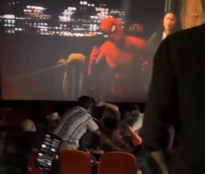 VIDEO: Dan golpiza a un hombre en el cine por lanzar ‘spoilers’ de Spider-Man