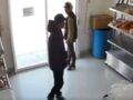 VIDEO: ‘¡Te mato!’; criminales atacan a empleada de panadería y le exigen ‘renta’