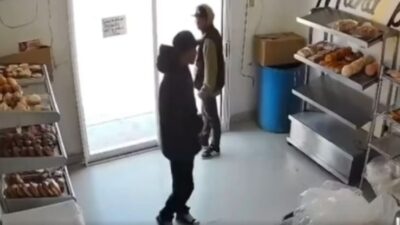 VIDEO: ‘¡Te mato!’; criminales atacan a empleada de panadería y le exigen ‘renta’