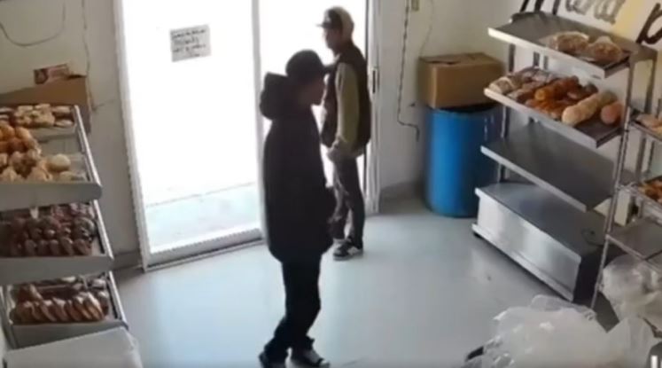 VIDEO: ‘¡Te mato!’; criminales atacan a empleada de panadería y le exigen ‘renta’