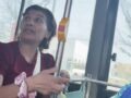 VIDEO: Señora pierde la cabeza en el camión y termina recibiendo sus ‘cariños’