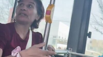VIDEO: Señora pierde la cabeza en el camión y termina recibiendo sus ‘cariños’