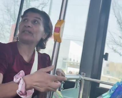 VIDEO: Señora pierde la cabeza en el camión y termina recibiendo sus ‘cariños’
