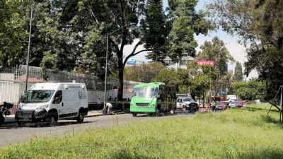DOLOR. “¡No puede ser, no, por que así, tú no mi niña!”; joven en motocicleta muere arrollada por un microbus