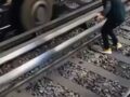 VIDEO: Sujeto drogado baja a las vías del Metro a bailar y se desata el caos